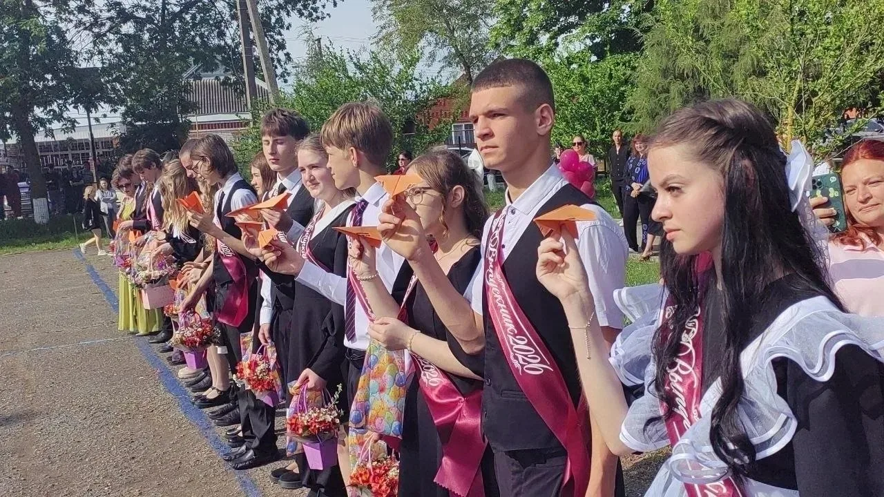 🔔 Торжественная линейка, посвящённая последнему звонку, сегодня прозвучала в школе № 8 поселка Садов