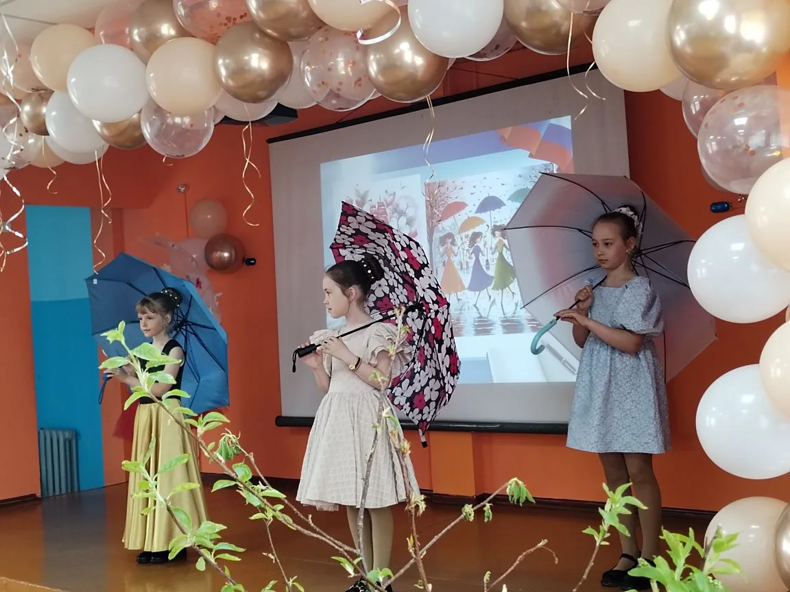 По традиции в МКОУ «Верхнеимбатская СШ» после торжественной линейки, посвященной Последнему звонку, 