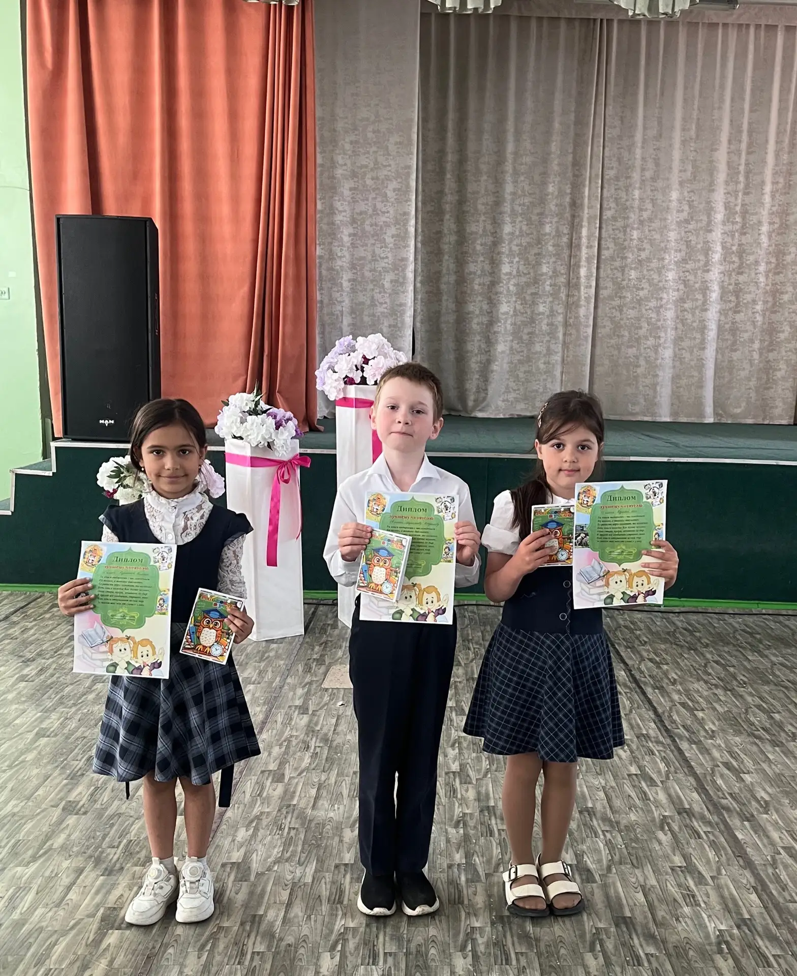 Итоговые линейки в 1-4 классах: чествуем наших звездочек! ✨📚🎉