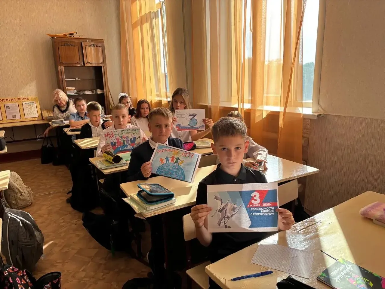 В отряде 5-Б класса Алчевской средней школы №15 прошёл  тематический классный час, посв...