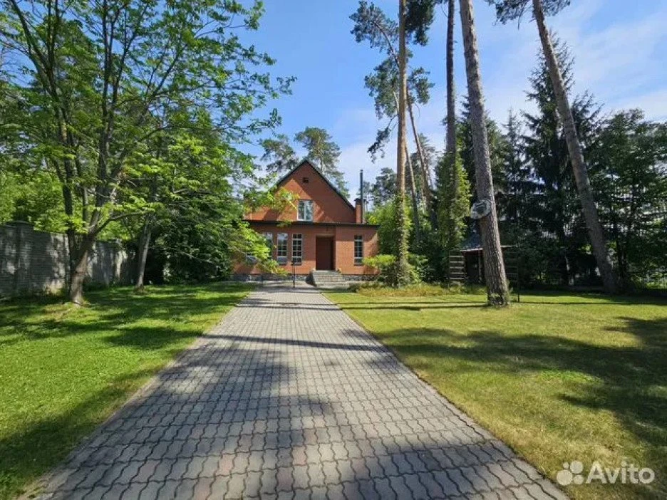 В Барнауле продают коттедж на ул. Вешняя за 45 млн рублей.