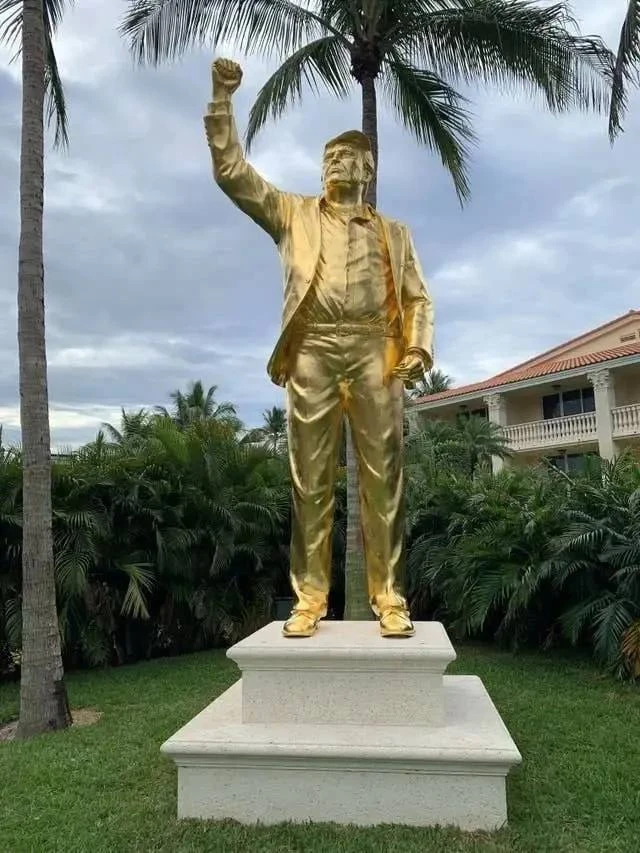 Д. Трамп - себе любимому: золотая статуя на гольф-курорте Trump National Doral.