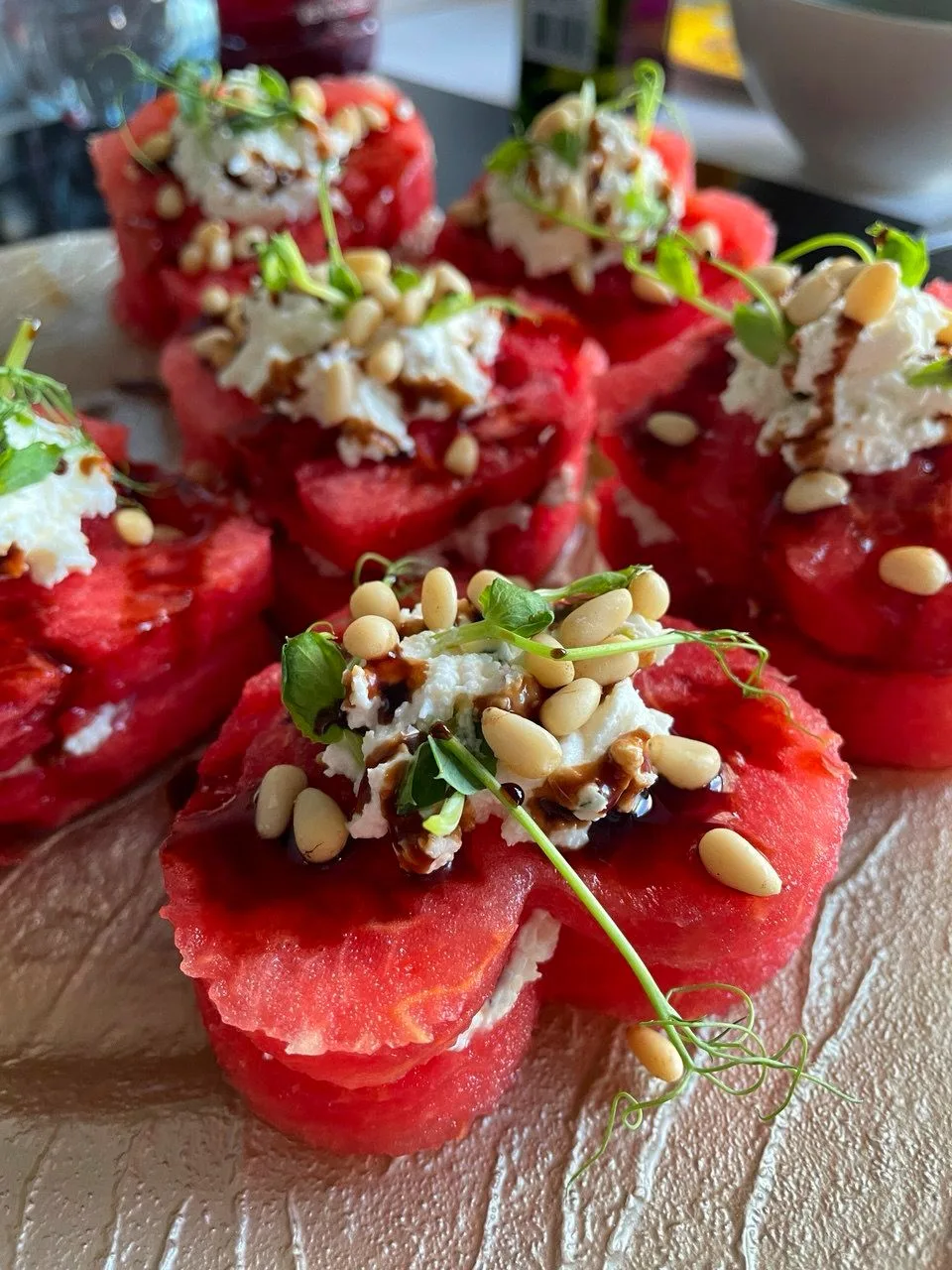 🍉 Бургеры из арбуза с брынзой и кедровыми орешками

Идеальная летняя закуска под бокал игристого ил