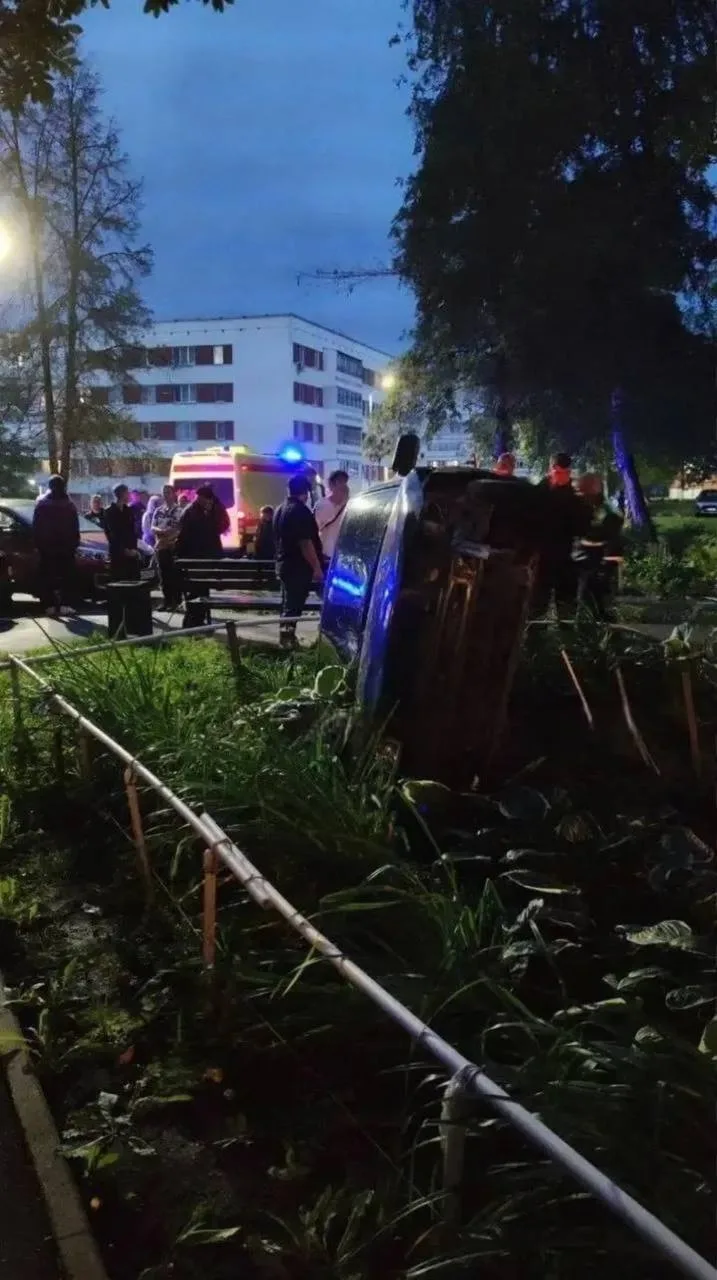 🚔📹Челны, 45/08, во дворе вазовская малолитражка сбила пешехода