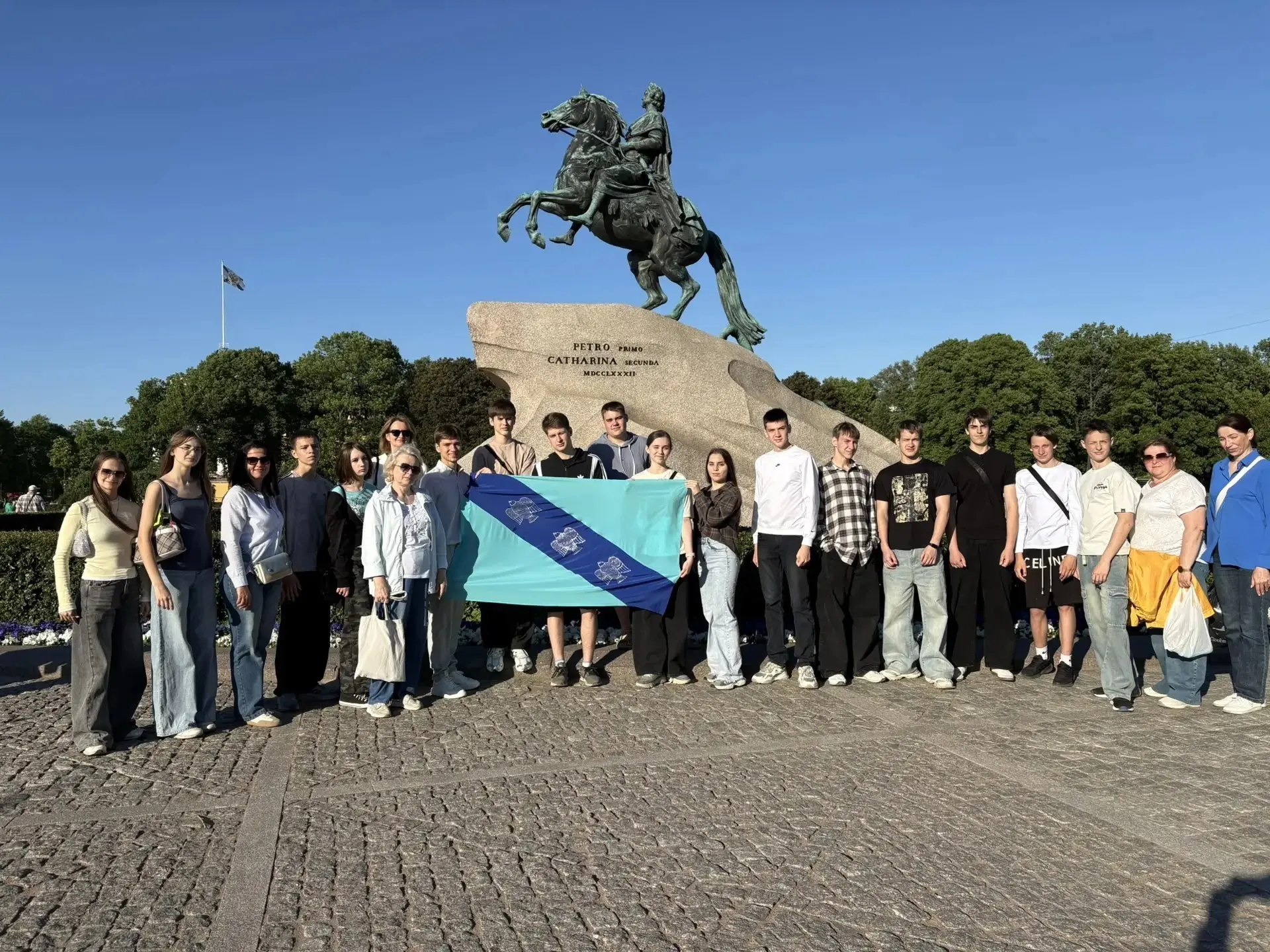 👩‍🎓Выпускники 👫9б и 👫9в классов совершили незабываемое путешествие в Санкт-Петербург!