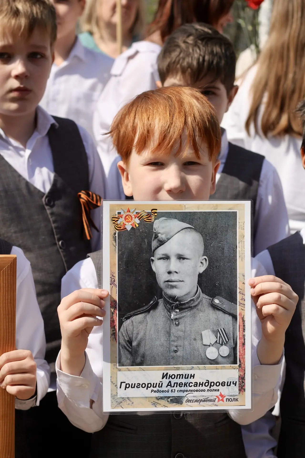 🕯️ Бессмертный полк живых и павших дедов, Прошедших путь дорогами войны. Бессмертный полк, шагнувший
