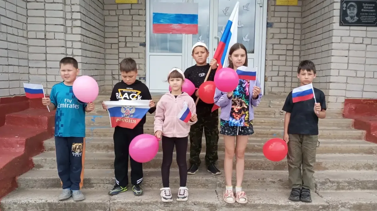 12 июня-День России.Россия-священная наша держава.Этот праздничный день в лагере "Солнышко" начался 
