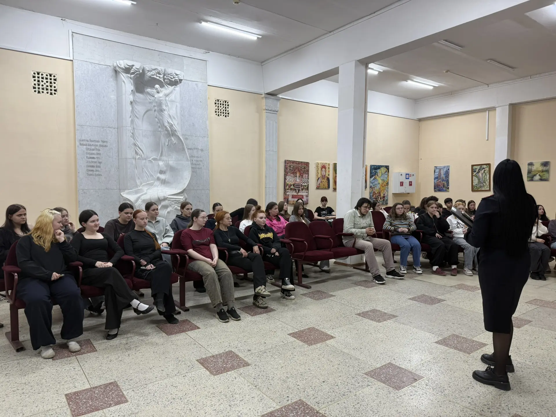 В Пензенском колледже искусств состоялась профилактическая встреча с инспектором ПДН

27 мая в Пензе