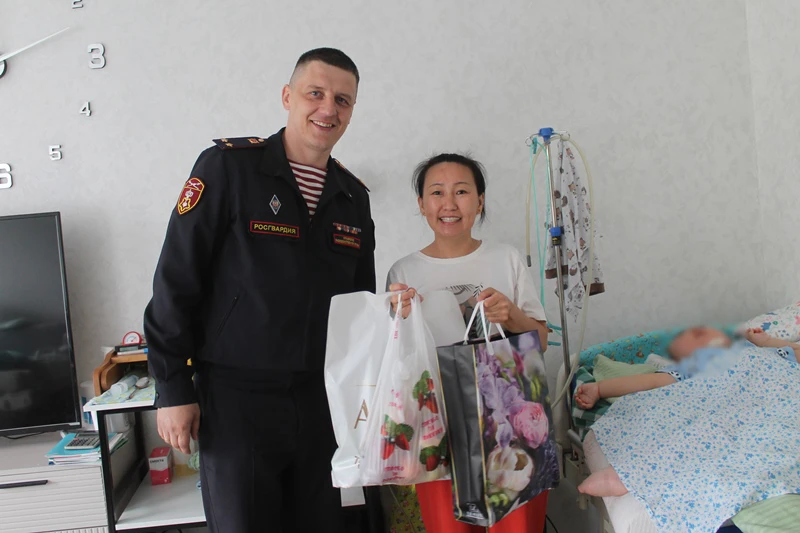 🌞В Бурятии сотрудники вневедомственной охраны Росгвардии поздравили подшефные семьи