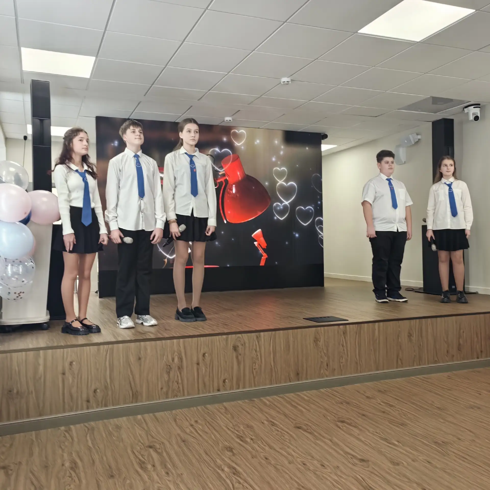 🎉 ФЕВРОМАРТ ШАГАЕТ ПО ШКОЛЕ 🌼   🌺 В эту пятницу в нашей школе царила особая, тёплая и праздничная ат