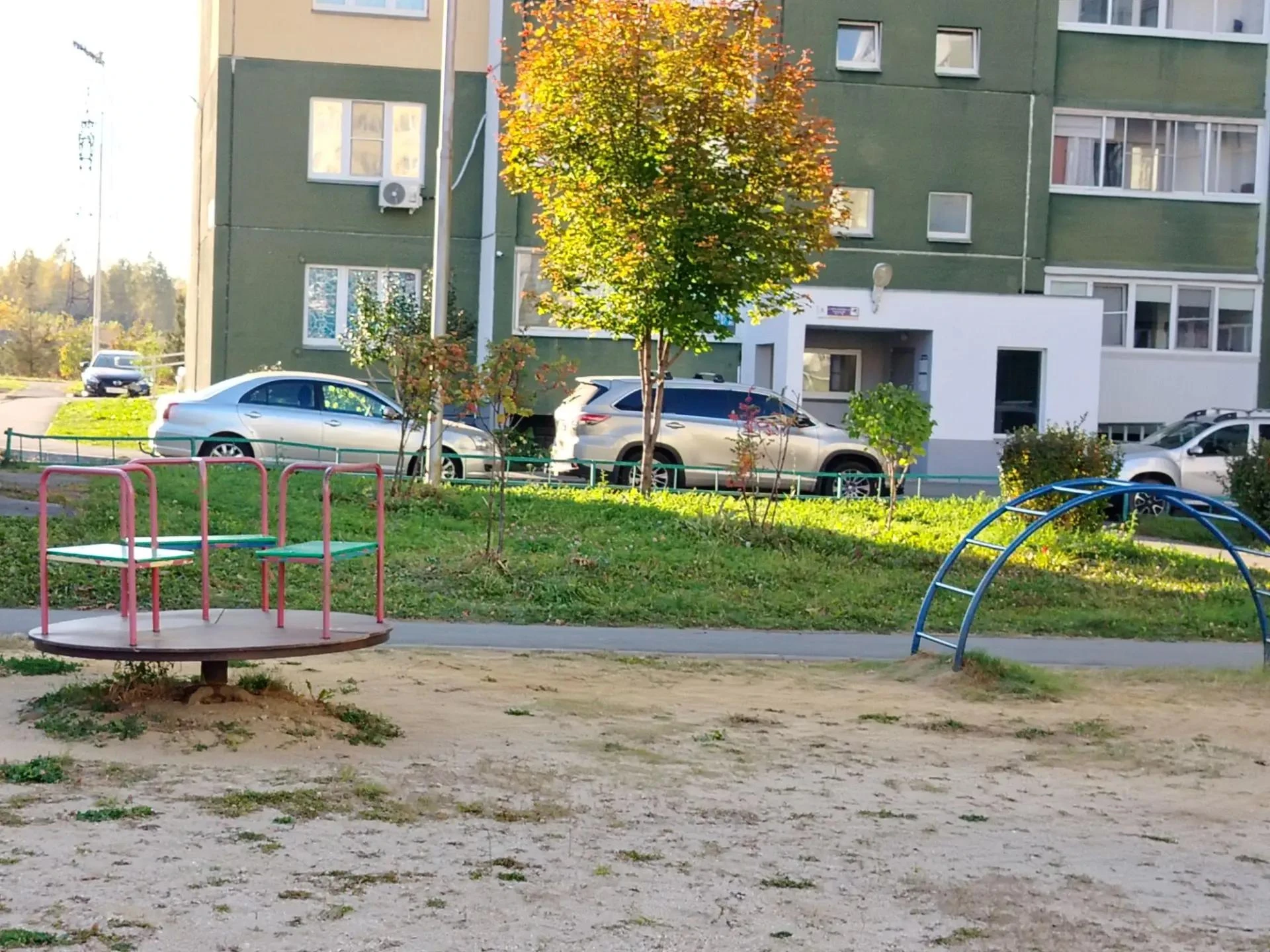 🌳 Сотрудниками УК " Горизонты" выполнена подстрижка кустарников  на детской площадке п...