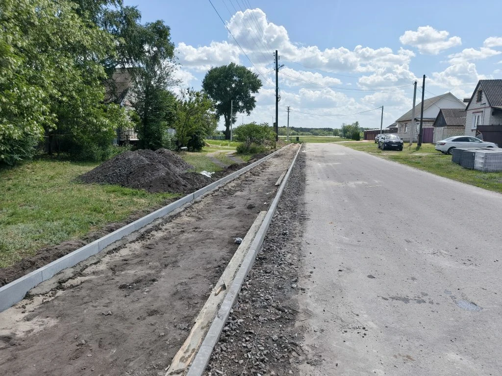 В селе Пески по ул. Красная начались работы по обустройству тротуара