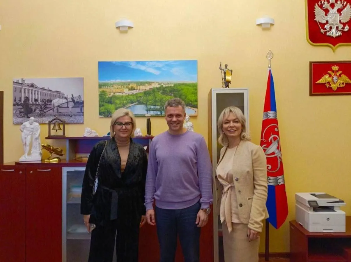 Колдует врач над раненым бойцом,