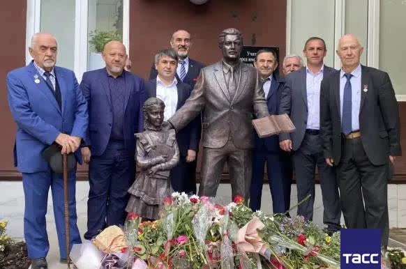 Торжественное открытие памятника учителю состоялось в дагестанском селе Хучни. Об этом ...