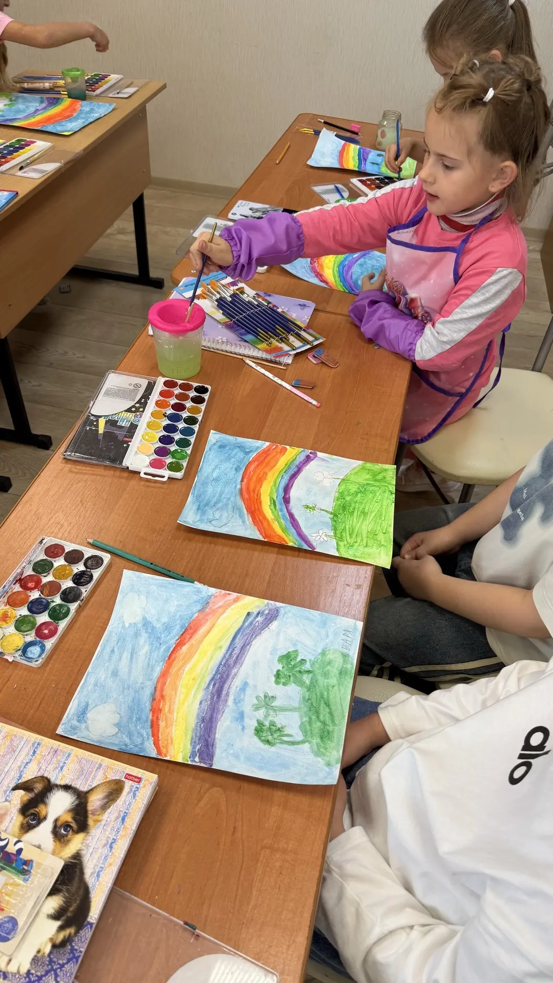 🎨 Радуга своими руками: как наши первоклассники стали «цветными алхимиками»! 🌈