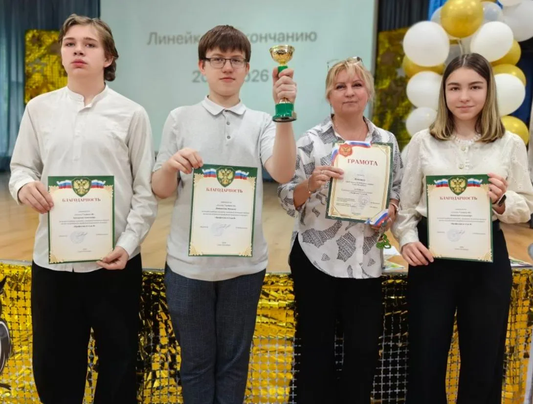 🎓 Последние линейки в преддверии каникул: время награждать лучших!  Сегодня в нашей школе царила осо