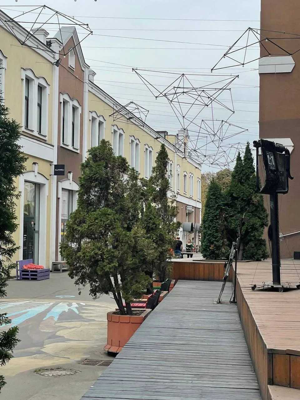 Эту красоту даже язык не поворачивается назвать бизнес-центром. Но это именно он и есть.