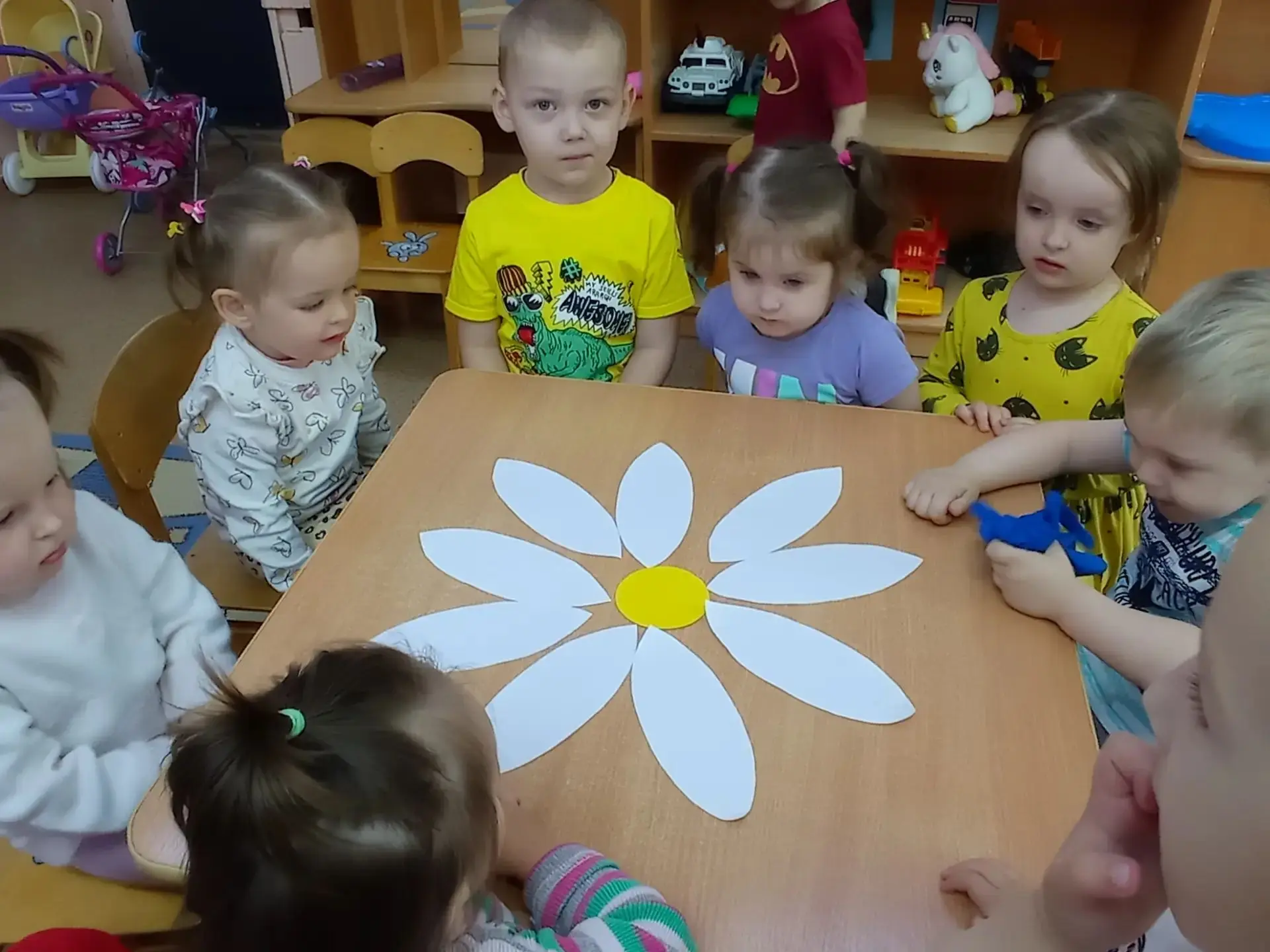 🌼 В группе "Колокольчики" прошел замечательный день! Мы вместе складывали красивые ромашки, играли 