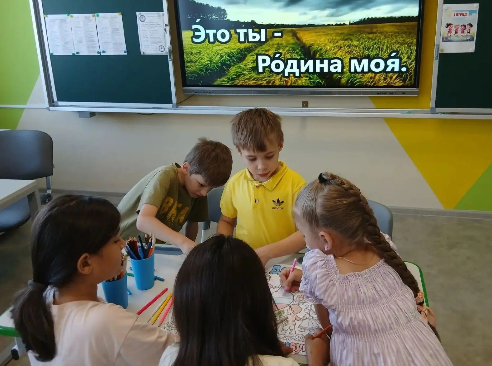 К главному празднику всей страны в школьном лагере начали готовиться заранее. Надували шарики цветов