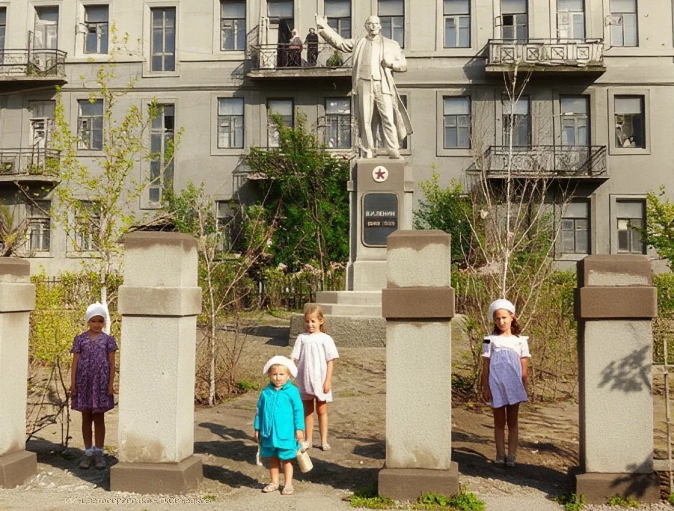 ПАМЯТНИК В.И. ЛЕНИНУ возле жилых