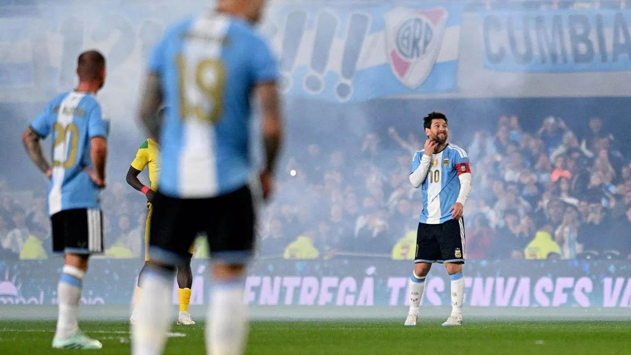 Сборная Аргентины забила первый гол в матче против команды Бенина. Мяч в ворота соперни...