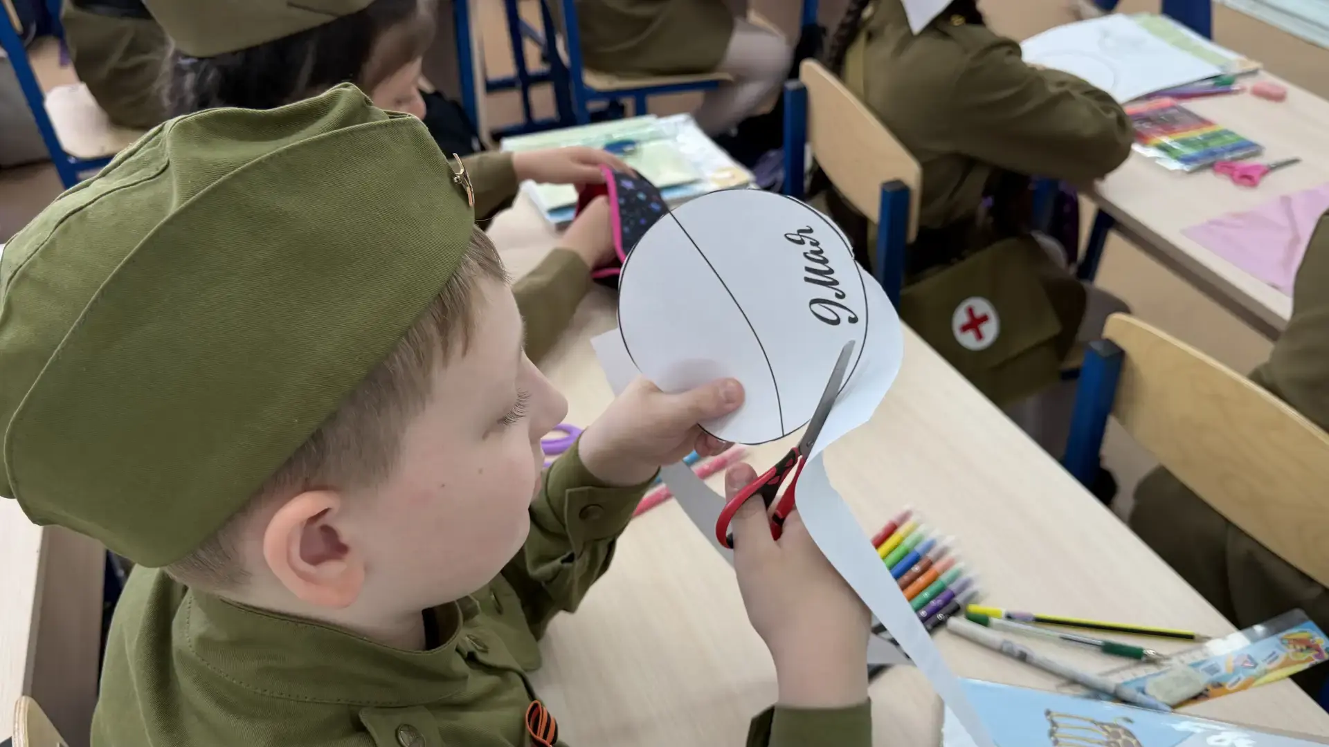 Письма и поделки участникам специальной военной операции передали школьники Люберец  🇷🇺 В лицее № 3 