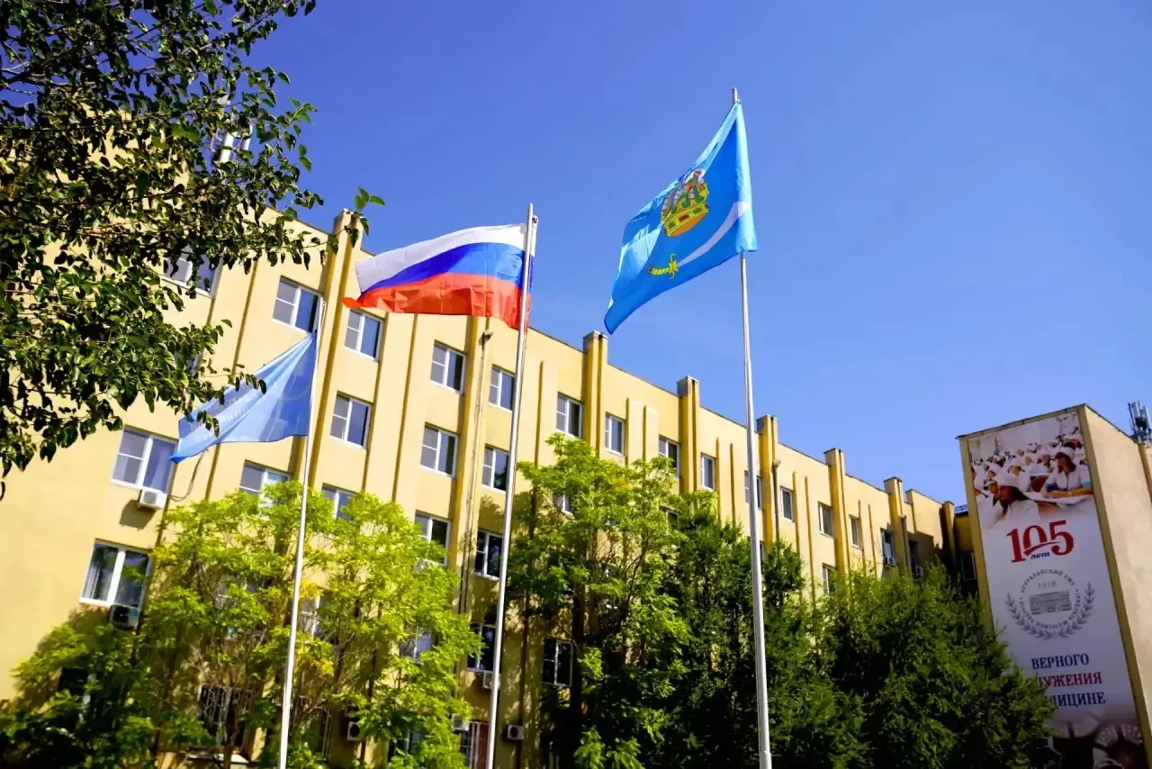 Поздравление ректора Астраханского ГМУ Сергея Поройского с Днём Государственного Флага ...