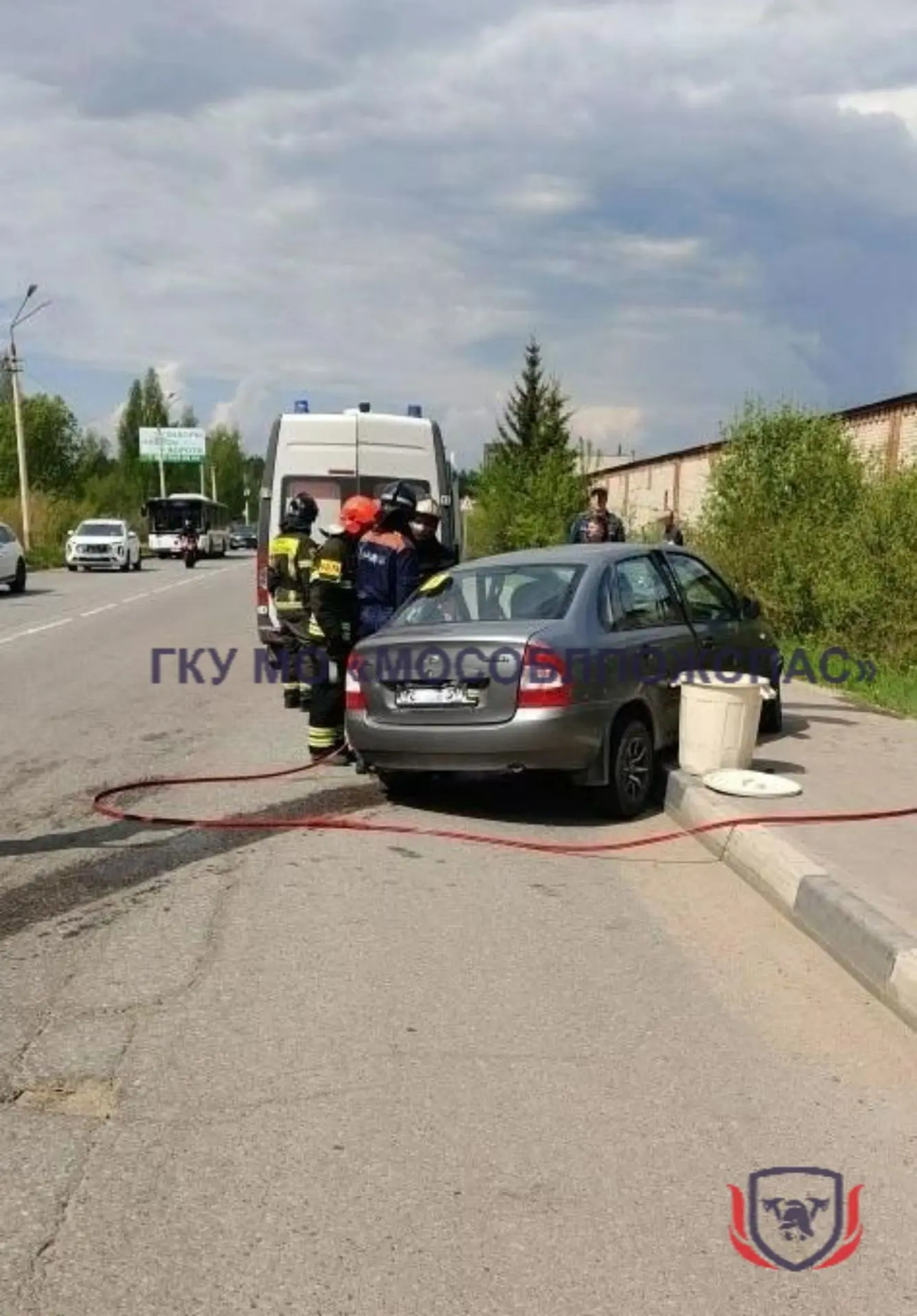🚗 ДТП с участием рейсового автобуса! В Дубне спасатели помогли деблокировать пострадавшую в аварии ⚡
