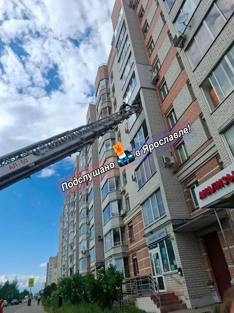 Ленинградский проспект, 52а. 3 пожарных машины приехали. Тушат.   - сообщает подписчица.  ----------