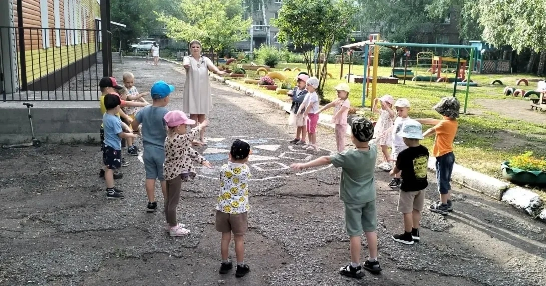 🤸🏻Кто с зарядкой дружит смело, 
Кто с утра прогонит лень, 
Будет смелым и умелым, 
И веселым целый