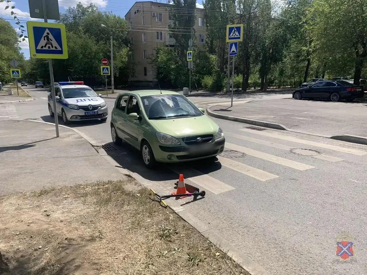 В Волжском автомобиль сбил 12-летнего школьника, который пересекал дорогу на самокате.