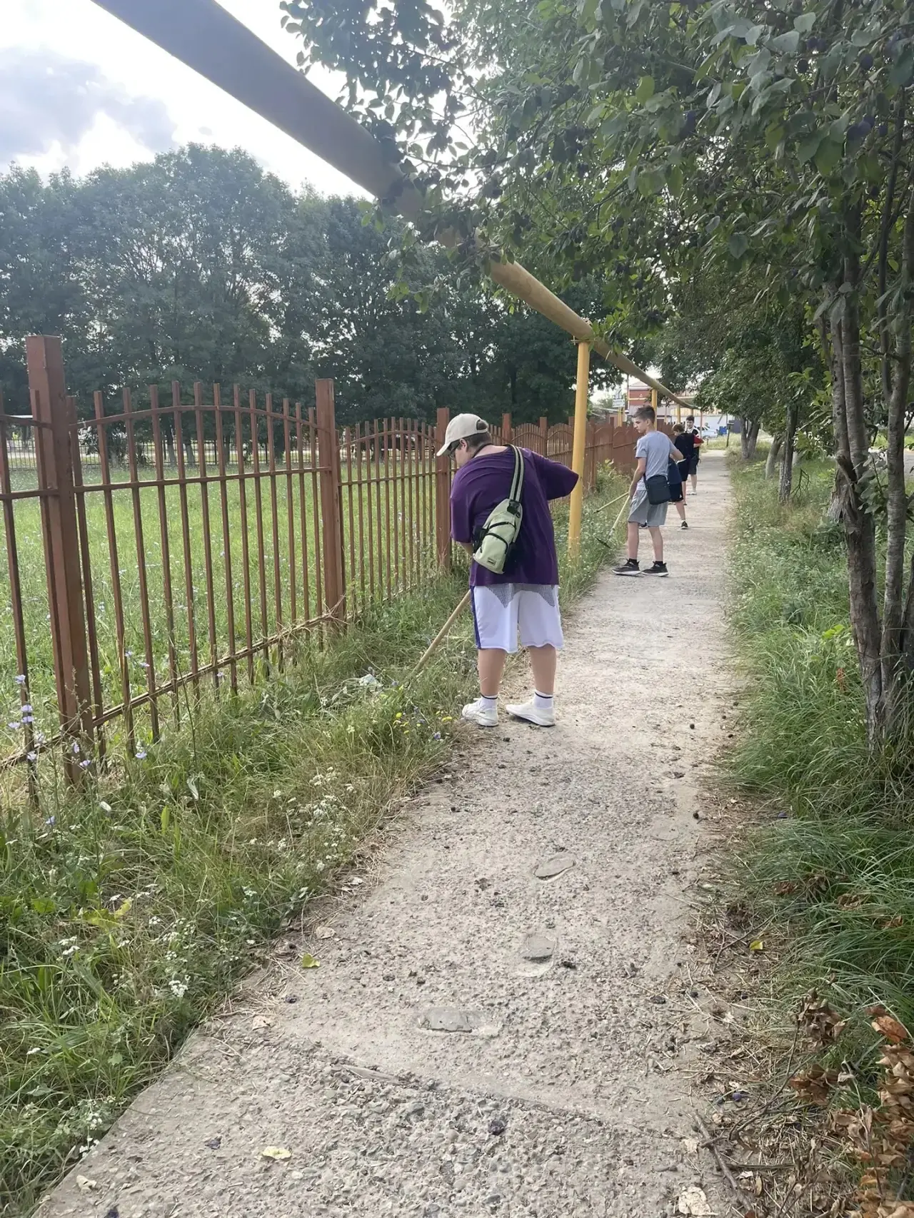 Трудовая практика в действии. Убираем сухостой, поливаем цветы — наводим красоту в школьном дворе св