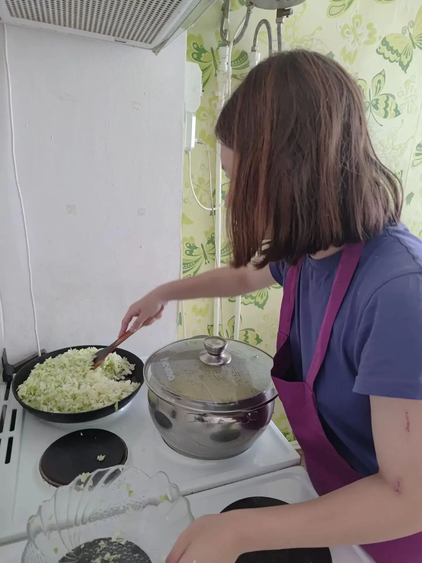 Кулинарный практикум "Вареники с картошкой и капустой".
В кастрюле пузырьки, вареники плывут.
Картош
