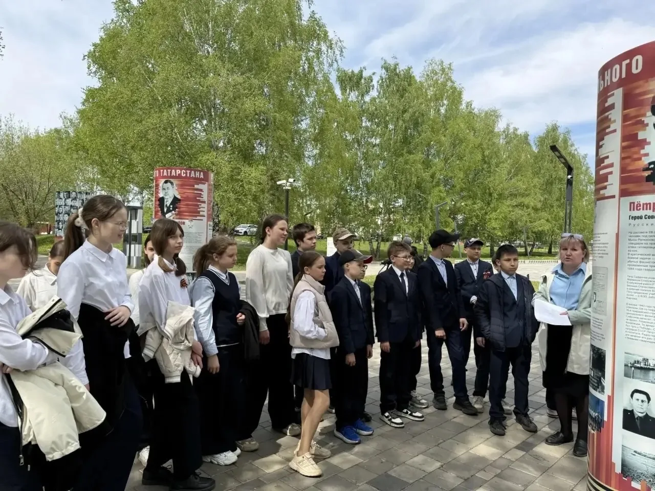 Учащиеся 5б класса посетили  уличную выставку «Герои многонационального Татарстана».

🎗️Экспозиция 