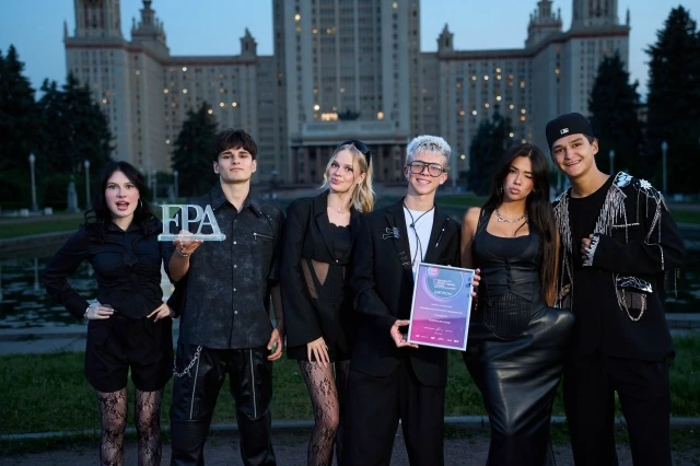 Тихо, не спеша, забирали премию на FASHION PEOPLE AWARDS TEENS￼

❤️ — клевые