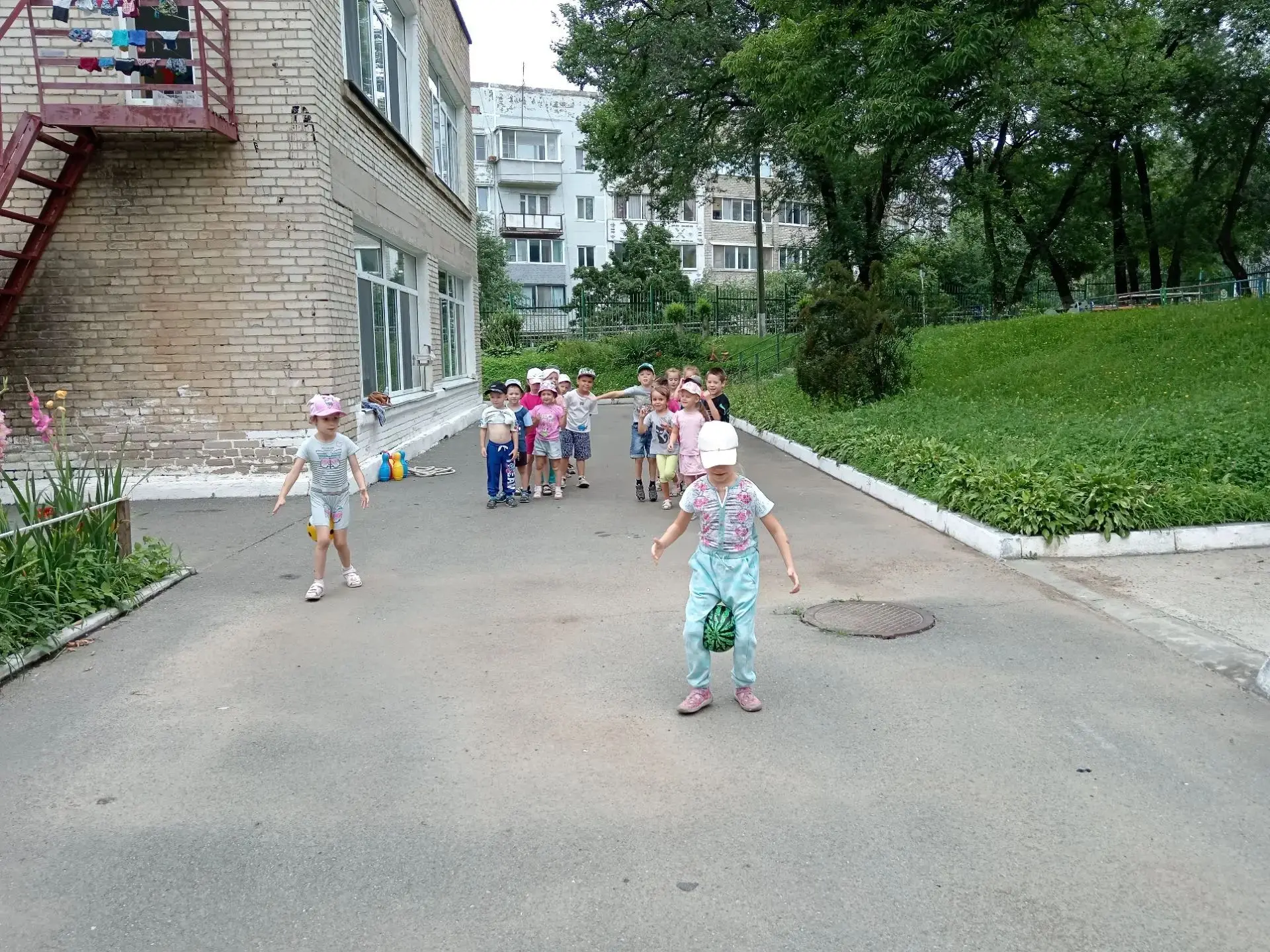 ,, В здоровом отеле-здоровый дух". Спортивное развлечение,, Летние забавы 'прошло на ул...