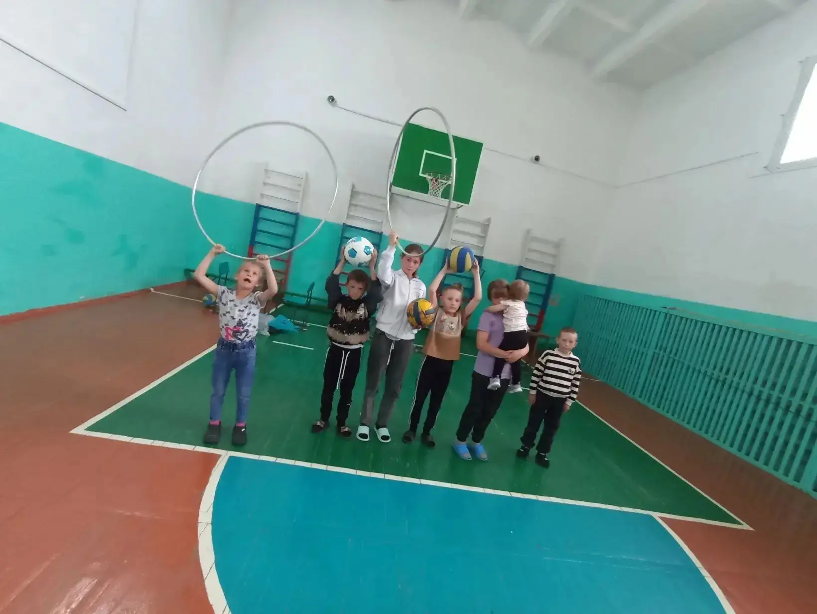 Сегодня не смотря на дождливую погоду, в нашем лагере было весело.
Ребята играли в разные подвижные 