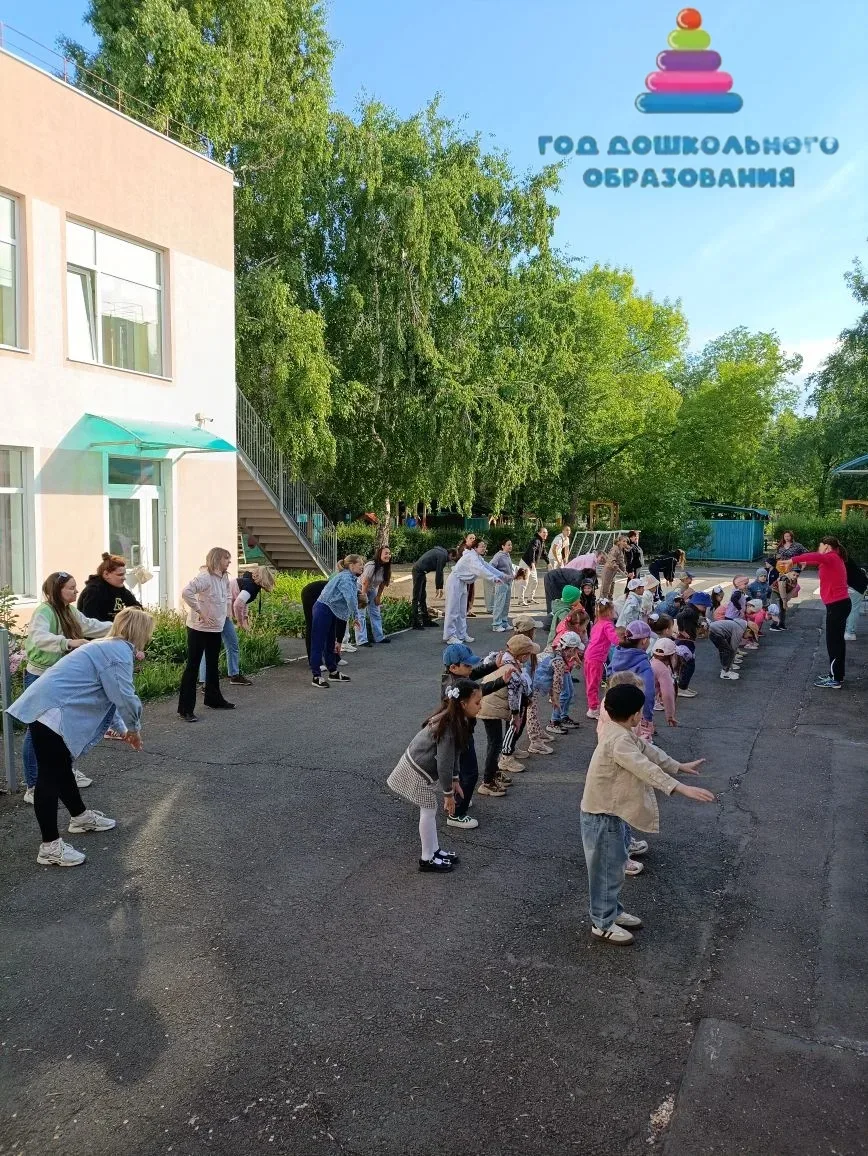 Как сделать утро добрым? Очень просто! Собраться всей семьёй на зажигательной зарядке! В первый день