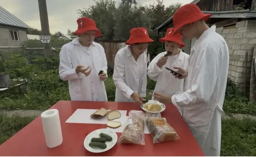 Юные пчеловоды взяли свой первый мед! 🍯🐝