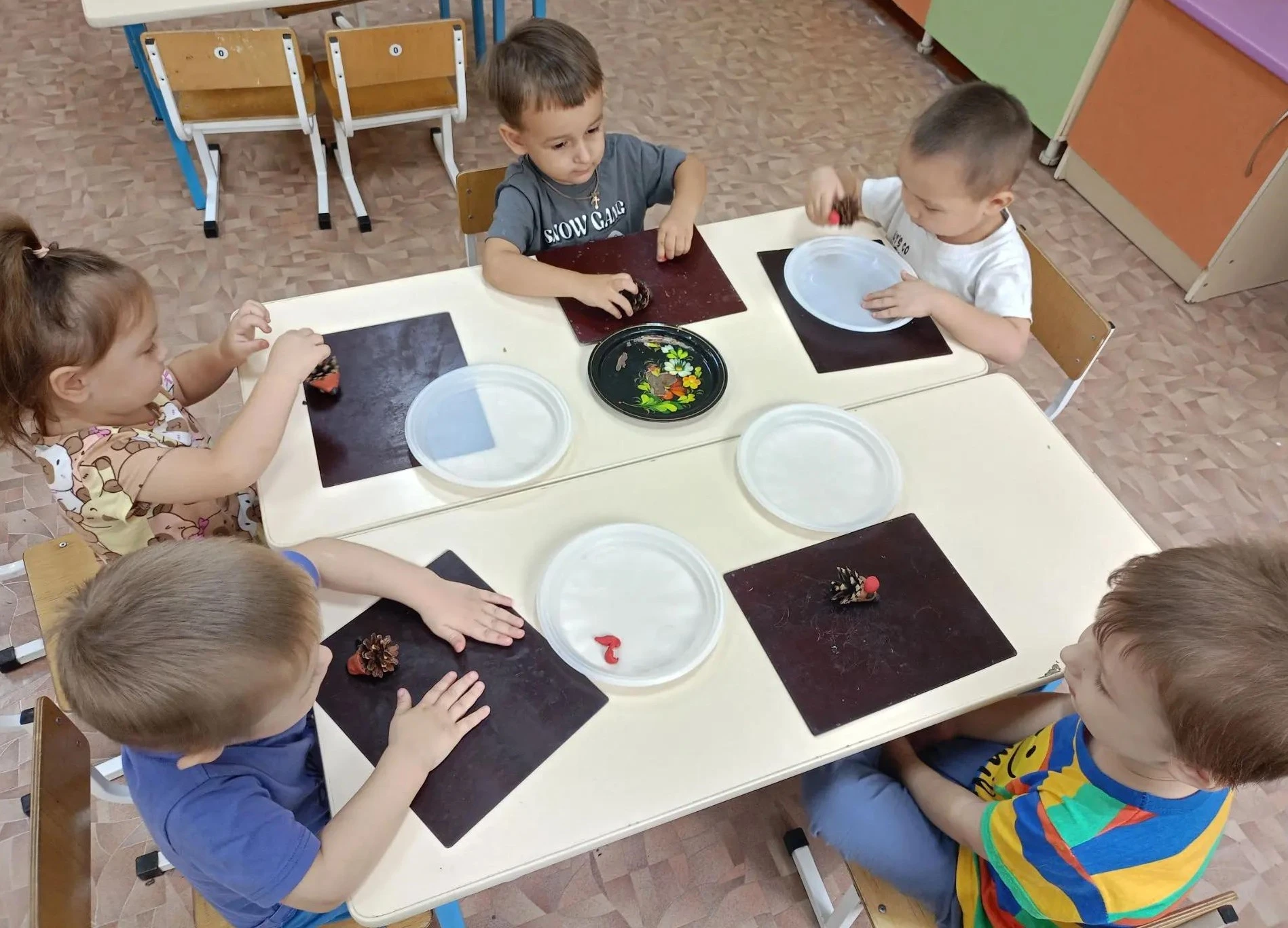 В рамках недели "Диких животных" в группе "Пчелки" малыши с удовольствием создавали оча...