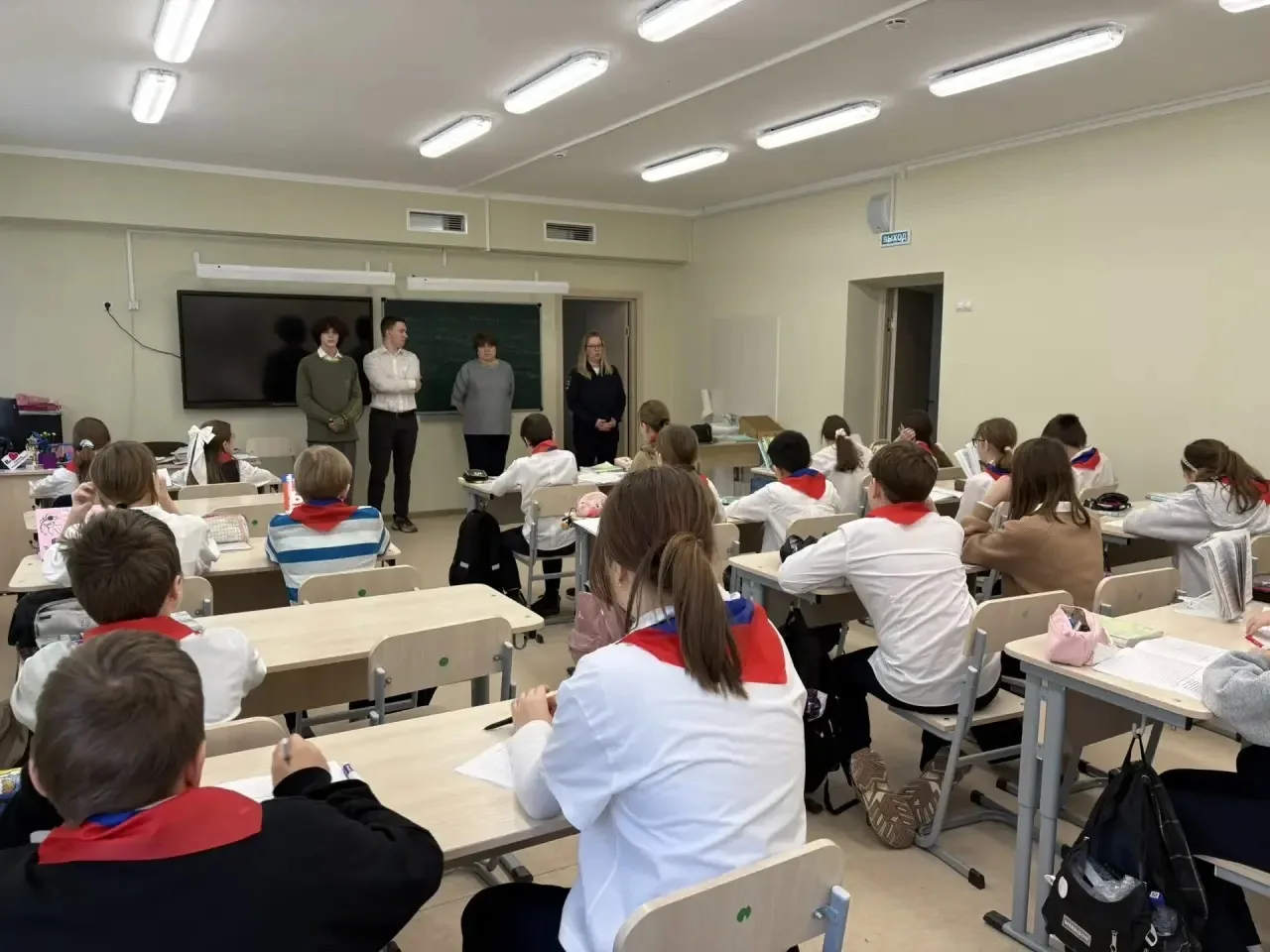 Накануне праздничных мероприятий в МАОУ «Школа 10» было организовано тематическое мероприятие, напра