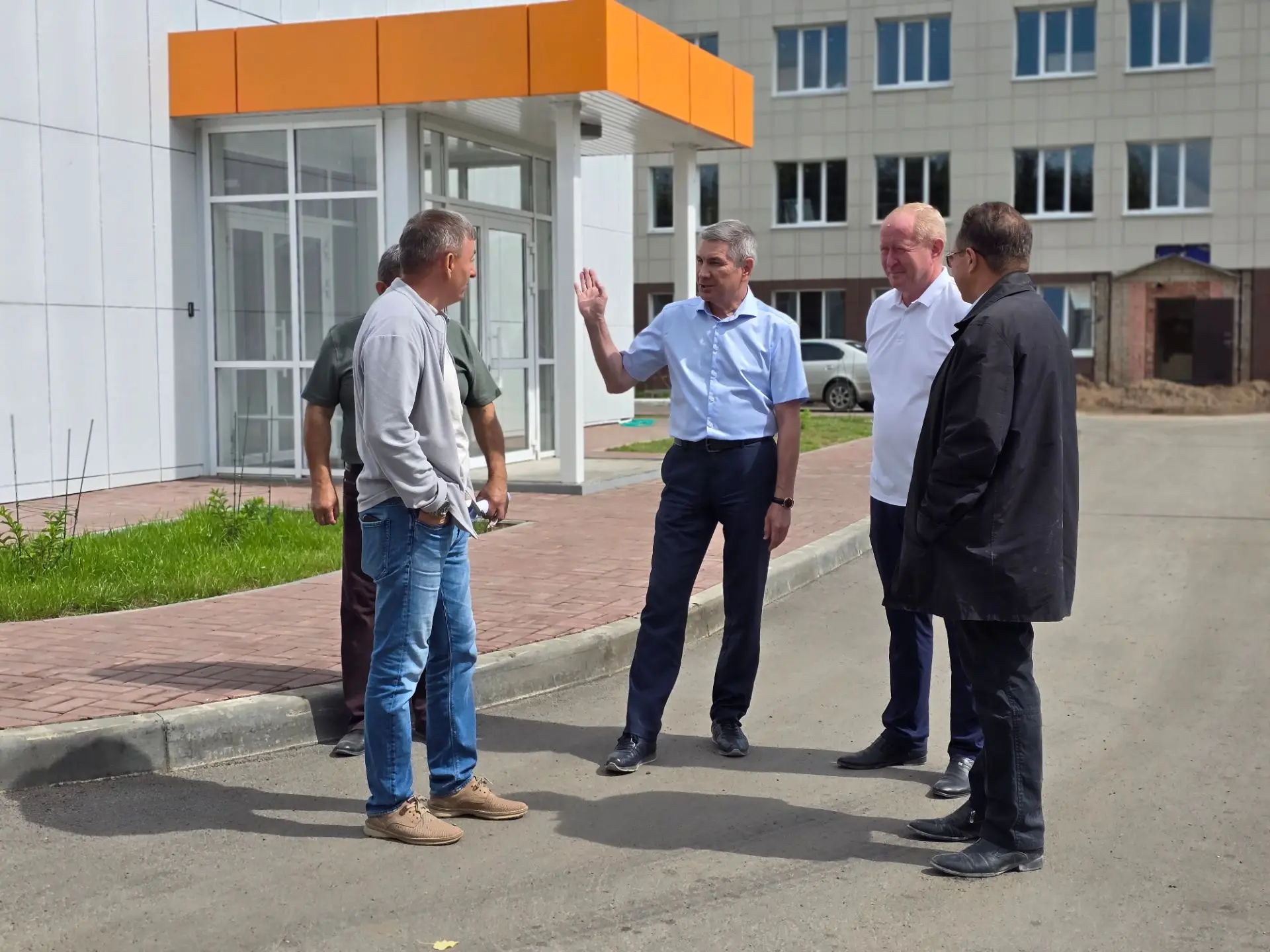 Сегодня глава района Ленар Зарипов лично проинспектировал строящиеся объекты. 

В Актанышской ЦРБ ра