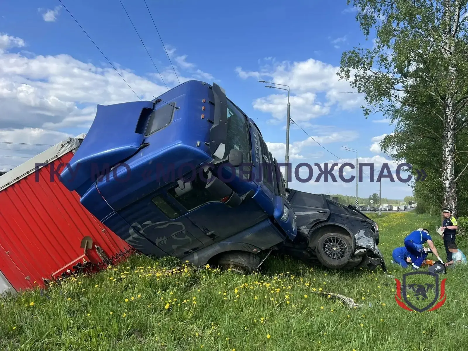 🆘 Столкнулись 9 машин! Спасатели помогли пострадавшим в массовом ДТП под Дмитровом⬇️  🟥 В субботу в 