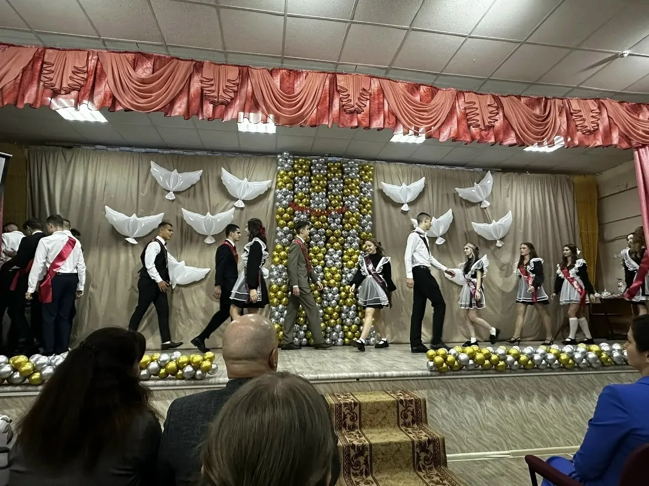 Последний звонок прозвенел в 11 классах. Праздник прощания с детством, символ окончания учебы, весел