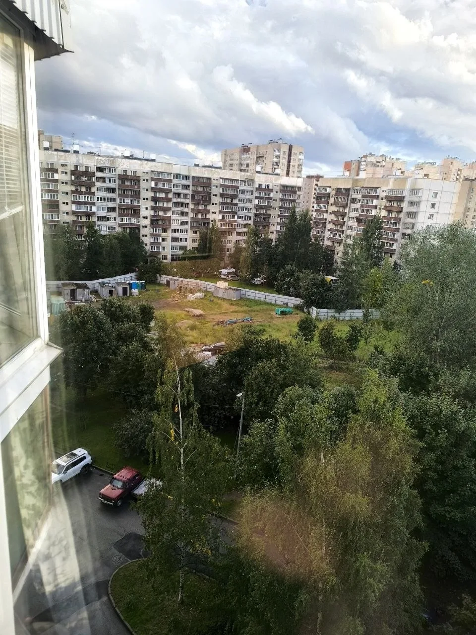 На стройке школы на Щербакова, о который мы как раз вспоминали на днях, заметно оживлен...