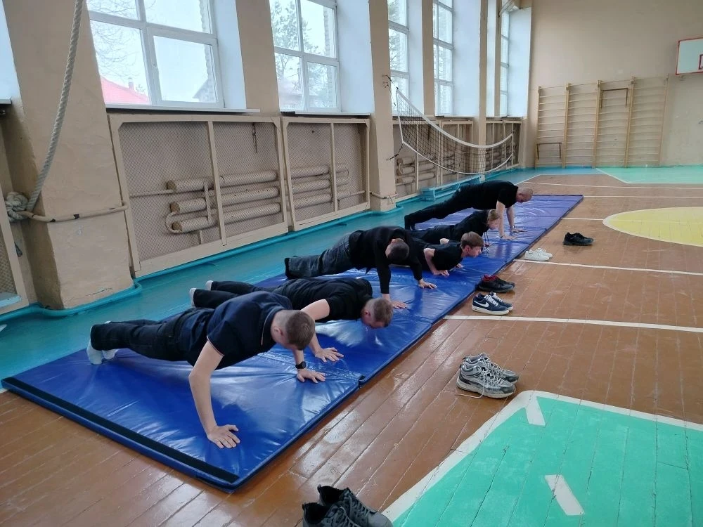 🚩 ЗАРНИЦА 2.0: ПЕРВЫЙ ШАГ К ПОБЕДЕ  Зарница начинается здесь! Наша команда на отборочном этапе в шко