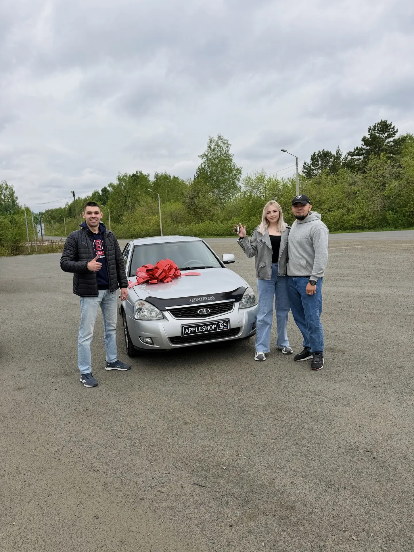Сегодня вручили Яне, победителю нашего дополнительного розыгрыша, её приз - LADA PRIORA...