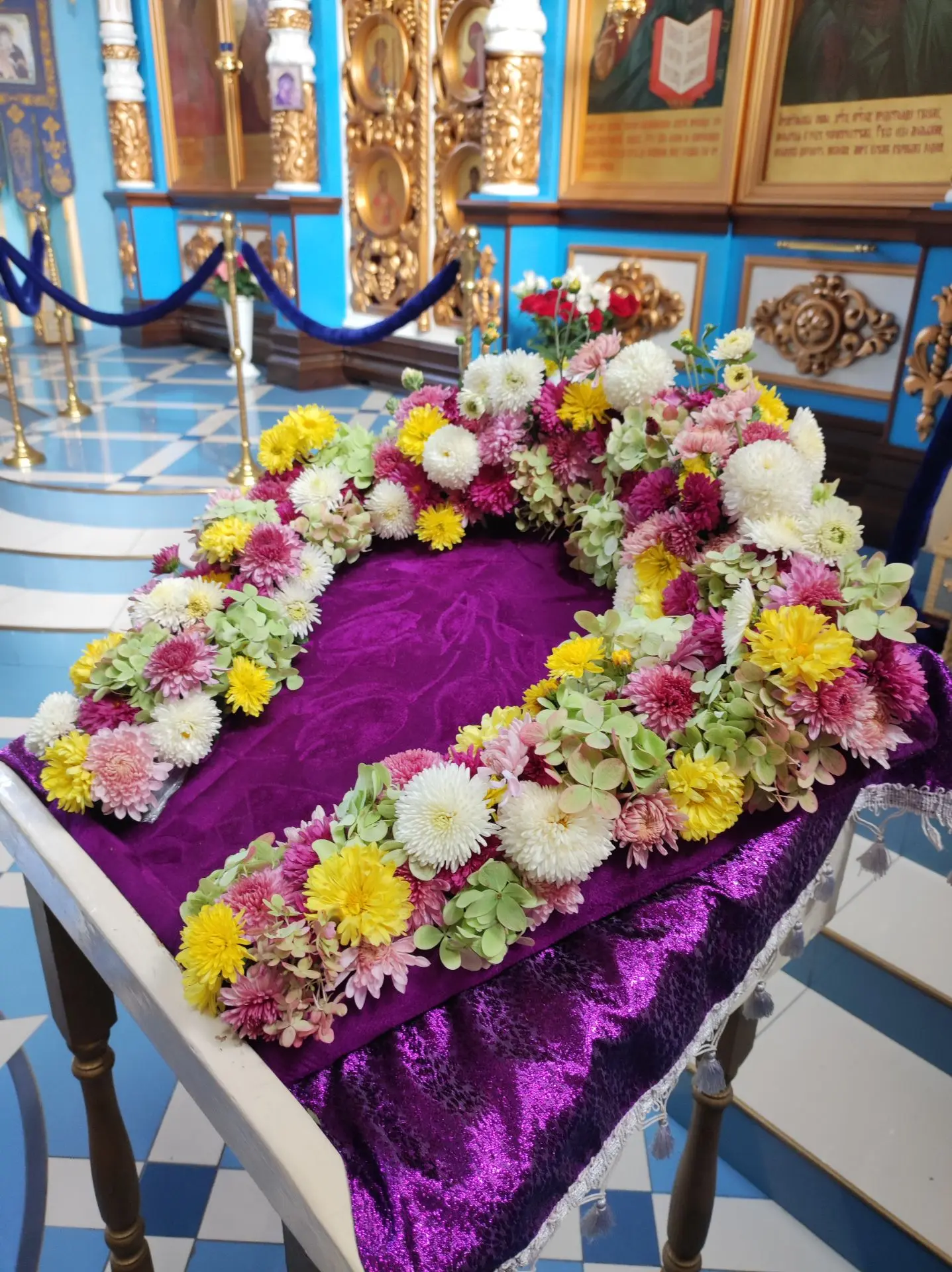 У меня только одна фотография с украшения креста на сегодняшний праздник, Воздвижение Ч...