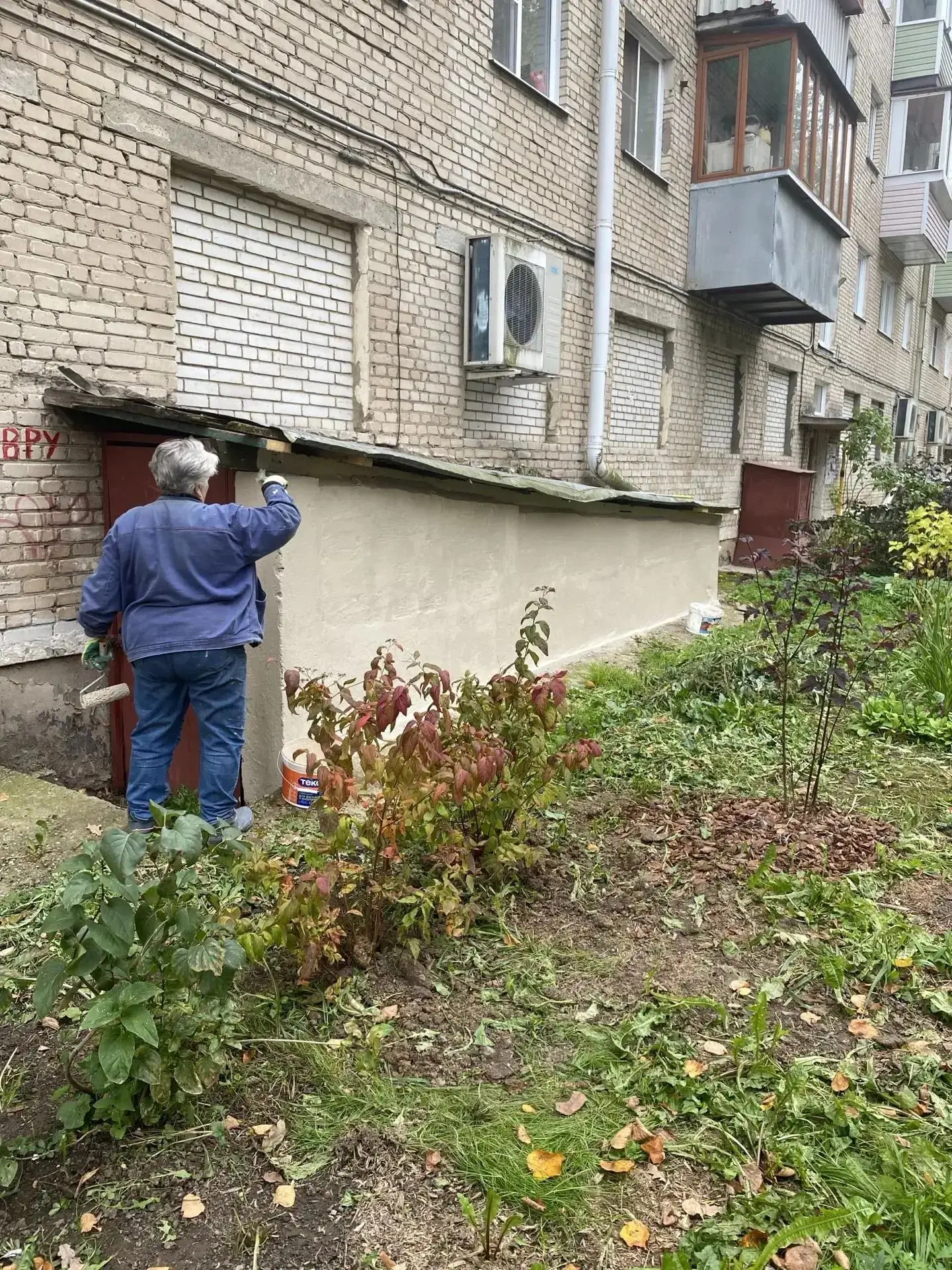 Выполнена окраска спусков в два подвала фасадной краской по адресу: пр. Ленина  88