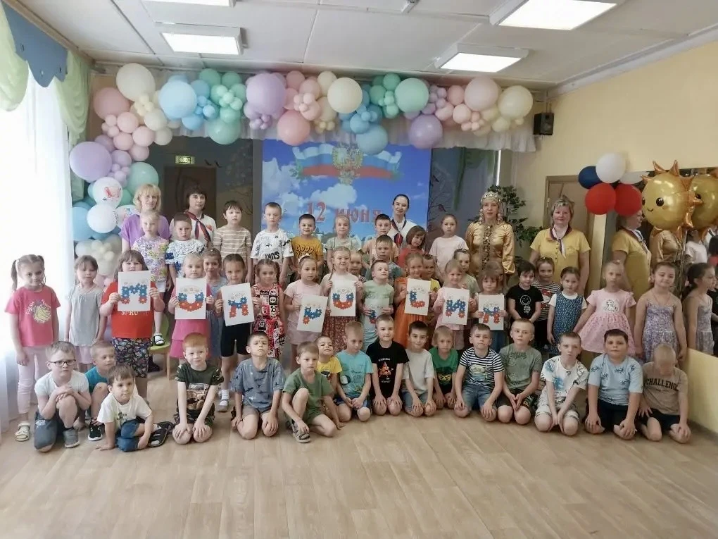 🇷🇺❤️С Днем России нашей славной,
Нашей Родины святой!
Всем желаем мира, счастья,
Гордости за край 